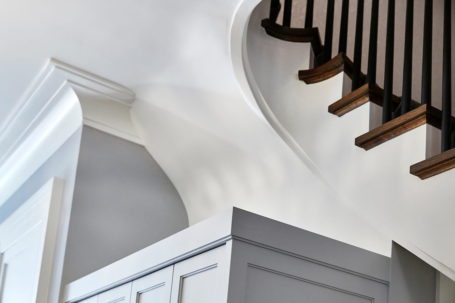 Plaster detail at the staircase in a living room.