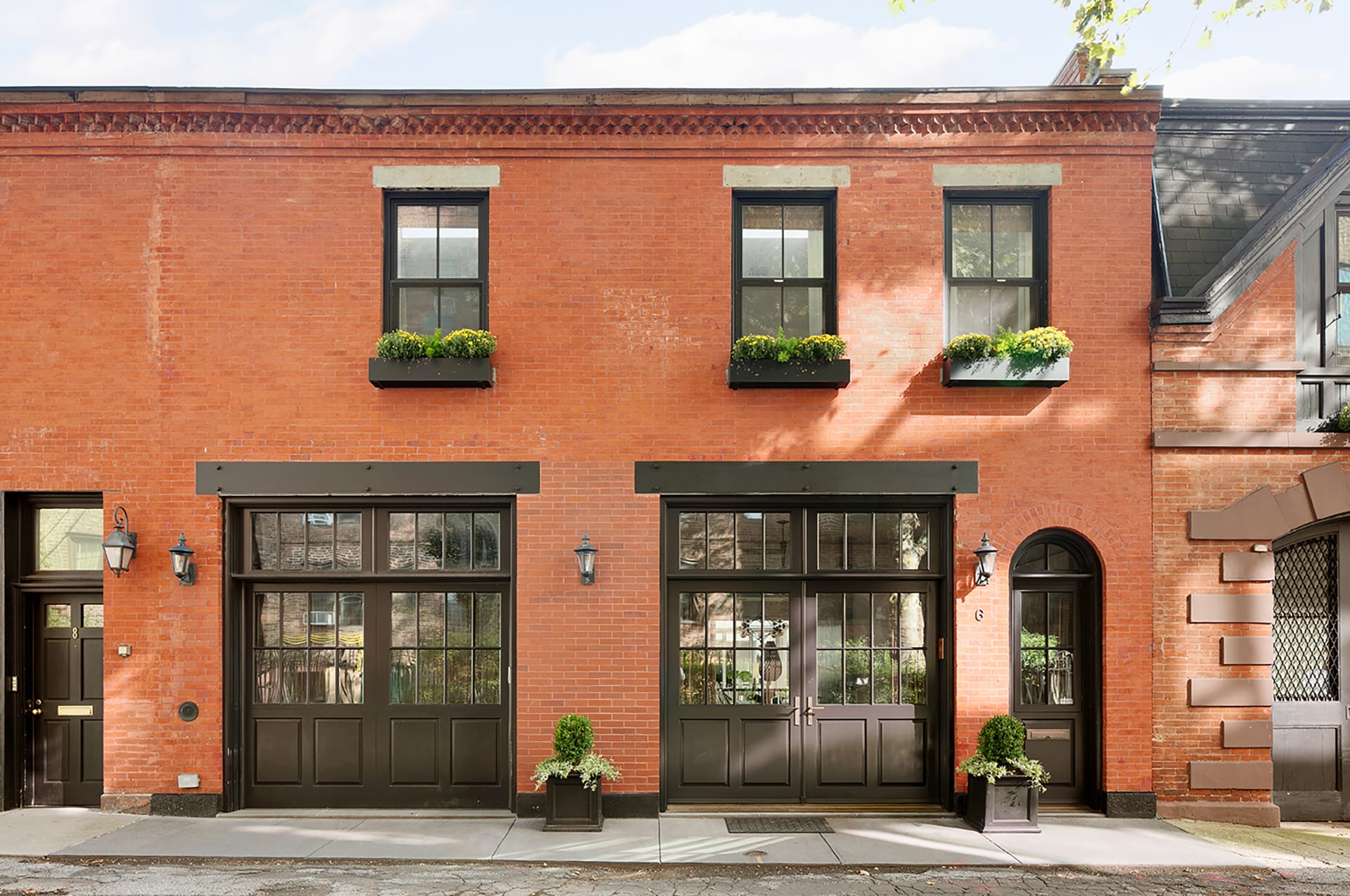 Front façade of a Brooklyn Heights carriage house with two large barn doors.