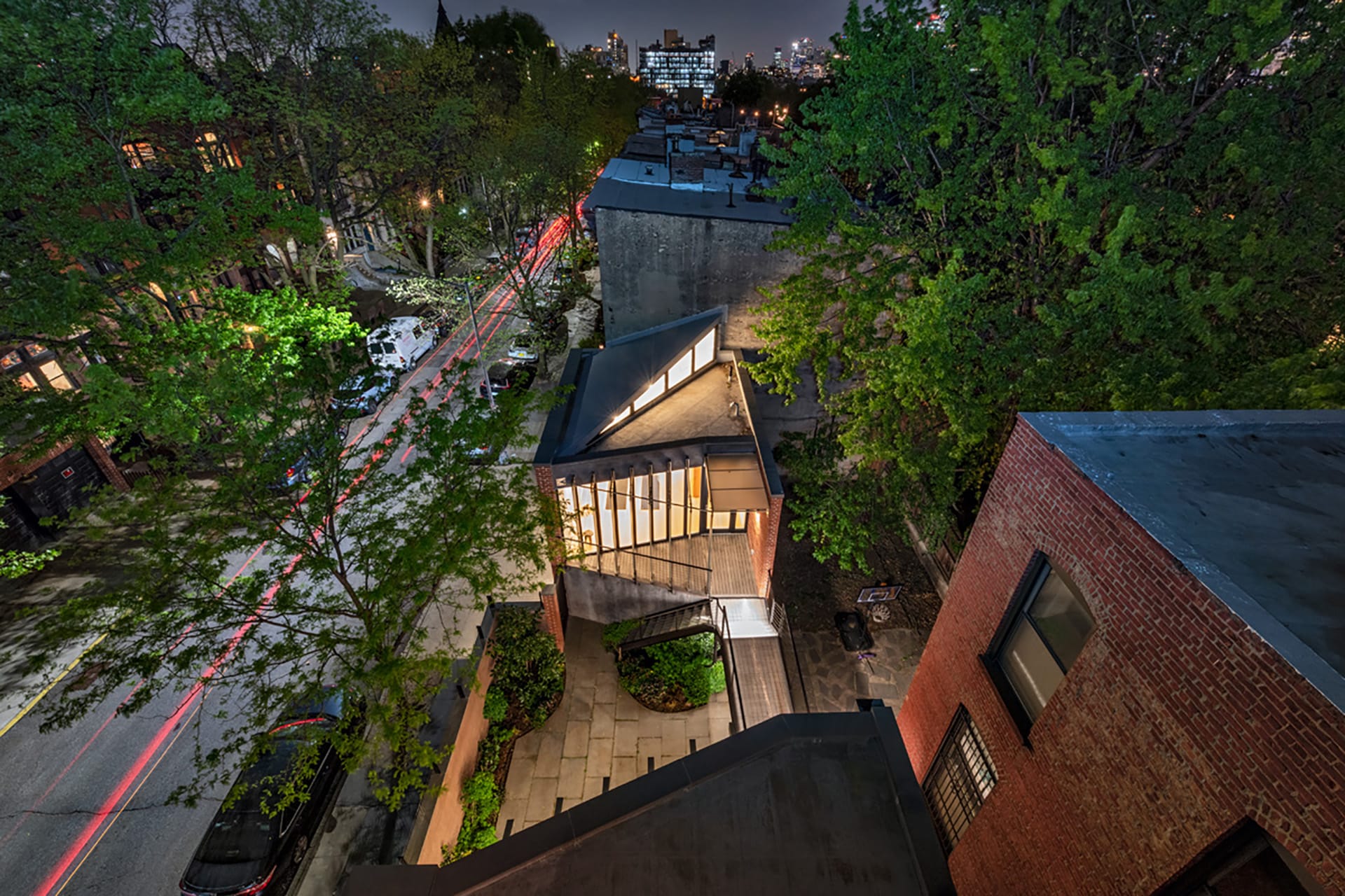 Bird's eye view of the two-story detached garage with angular façade in Park Slope